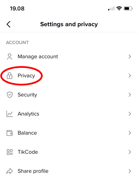 A opção de mudar o perfil TikTok para privado está em Definições